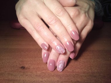 Manikürcü onu mükemmel bir manikürcüye dönüştürdü. Ellerinde cilalı jöle vardı ve müşteri mutluydu.