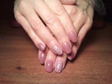 Manikürcü onu mükemmel bir manikürcüye dönüştürdü. Ellerinde cilalı jöle vardı ve müşteri mutluydu.