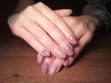 Manikürcü onu mükemmel bir manikürcüye dönüştürdü. Ellerinde cilalı jöle vardı ve müşteri mutluydu.