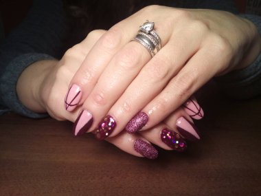 Manikürcü onu mükemmel bir manikürcüye dönüştürdü. Ellerinde cilalı jöle vardı ve müşteri mutluydu.