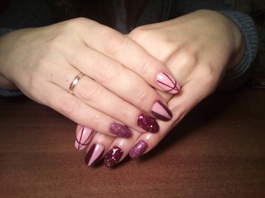 Manikürcü onu mükemmel bir manikürcüye dönüştürdü. Ellerinde cilalı jöle vardı ve müşteri mutluydu.