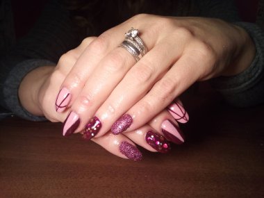 Manikürcü onu mükemmel bir manikürcüye dönüştürdü. Ellerinde cilalı jöle vardı ve müşteri mutluydu.