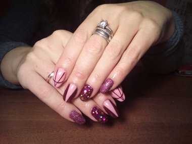 Manikürcü onu mükemmel bir manikürcüye dönüştürdü. Ellerinde cilalı jöle vardı ve müşteri mutluydu.