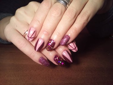 Manikürcü onu mükemmel bir manikürcüye dönüştürdü. Ellerinde cilalı jöle vardı ve müşteri mutluydu.