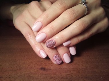 Manikürcü onu mükemmel bir manikürcüye dönüştürdü. Ellerinde cilalı jöle vardı ve müşteri mutluydu.