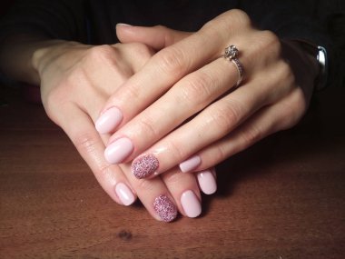 Manikürcü onu mükemmel bir manikürcüye dönüştürdü. Ellerinde cilalı jöle vardı ve müşteri mutluydu.