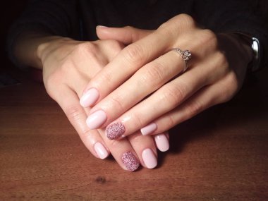 Manikürcü onu mükemmel bir manikürcüye dönüştürdü. Ellerinde cilalı jöle vardı ve müşteri mutluydu.