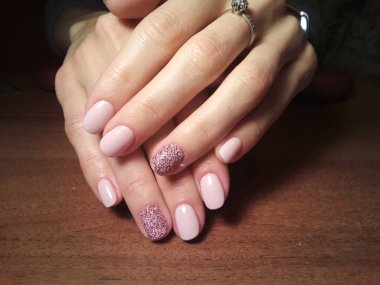 Manikürcü onu mükemmel bir manikürcüye dönüştürdü. Ellerinde cilalı jöle vardı ve müşteri mutluydu.