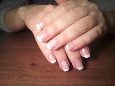 Manikürcü onu mükemmel bir manikürcüye dönüştürdü. Ellerinde cilalı jöle vardı ve müşteri mutluydu.
