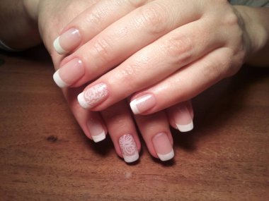 Manikürcü onu mükemmel bir manikürcüye dönüştürdü. Ellerinde cilalı jöle vardı ve müşteri mutluydu.