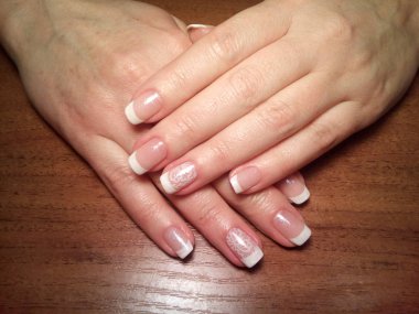 Manikürcü onu mükemmel bir manikürcüye dönüştürdü. Ellerinde cilalı jöle vardı ve müşteri mutluydu.