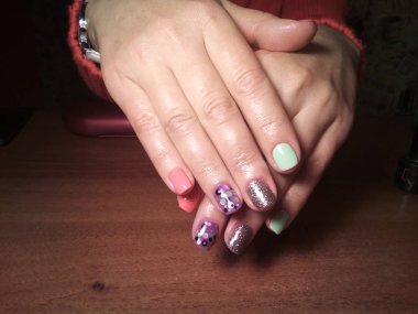 Manikürcü onu mükemmel bir manikürcüye dönüştürdü. Ellerinde cilalı jöle vardı ve müşteri mutluydu.