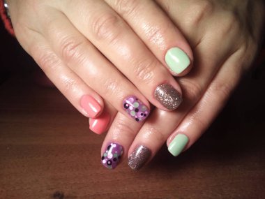 Manikürcü onu mükemmel bir manikürcüye dönüştürdü. Ellerinde cilalı jöle vardı ve müşteri mutluydu.