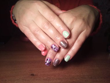 Manikürcü onu mükemmel bir manikürcüye dönüştürdü. Ellerinde cilalı jöle vardı ve müşteri mutluydu.