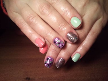 Manikürcü onu mükemmel bir manikürcüye dönüştürdü. Ellerinde cilalı jöle vardı ve müşteri mutluydu.