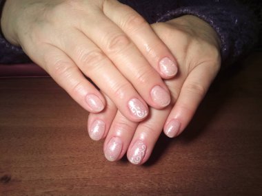 Manikürcü onu mükemmel bir manikürcüye dönüştürdü. Ellerinde cilalı jöle vardı ve müşteri mutluydu.