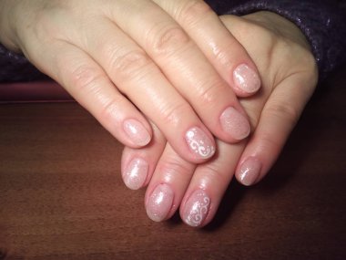 Manikürcü onu mükemmel bir manikürcüye dönüştürdü. Ellerinde cilalı jöle vardı ve müşteri mutluydu.