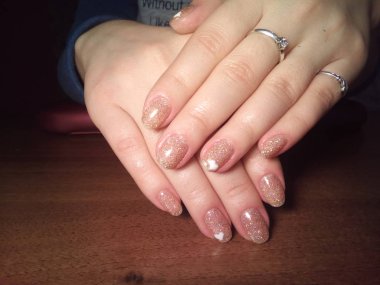 Manikürcü onu mükemmel bir manikürcüye dönüştürdü. Ellerinde cilalı jöle vardı ve müşteri mutluydu.