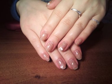 Manikürcü onu mükemmel bir manikürcüye dönüştürdü. Ellerinde cilalı jöle vardı ve müşteri mutluydu.