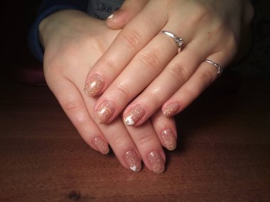 Manikürcü onu mükemmel bir manikürcüye dönüştürdü. Ellerinde cilalı jöle vardı ve müşteri mutluydu.