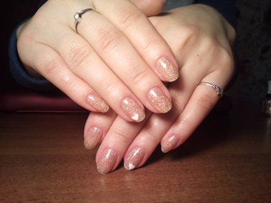 Manikürcü onu mükemmel bir manikürcüye dönüştürdü. Ellerinde cilalı jöle vardı ve müşteri mutluydu.