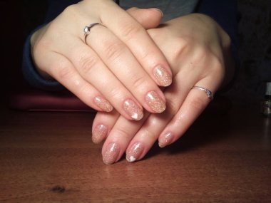 Manikürcü onu mükemmel bir manikürcüye dönüştürdü. Ellerinde cilalı jöle vardı ve müşteri mutluydu.