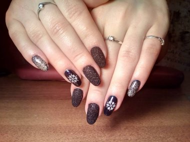 Manikürcü onu mükemmel bir manikürcüye dönüştürdü. Ellerinde cilalı jöle vardı ve müşteri mutluydu.