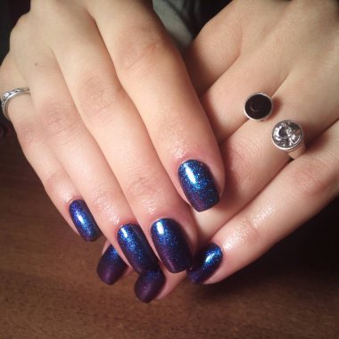 Manikürcü onu mükemmel bir manikürcüye dönüştürdü. Ellerinde cilalı jöle vardı ve müşteri mutluydu.