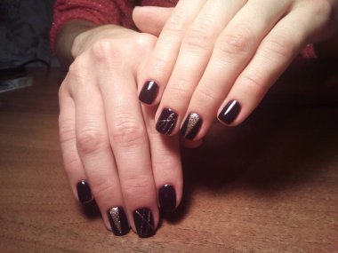 Manikürcü onu mükemmel bir manikürcüye dönüştürdü. Ellerinde cilalı jöle vardı ve müşteri mutluydu.