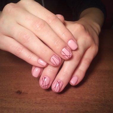 Manikürcü onu mükemmel bir manikürcüye dönüştürdü. Ellerinde cilalı jöle vardı ve müşteri mutluydu.