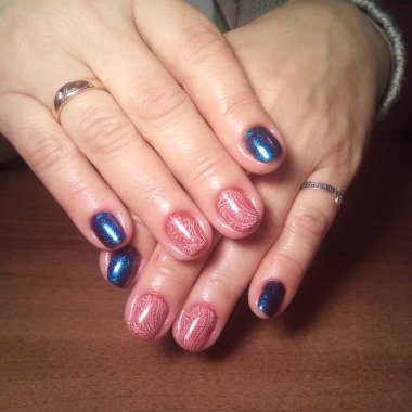 Manikürcü onu mükemmel bir manikürcüye dönüştürdü. Ellerinde cilalı jöle vardı ve müşteri mutluydu.