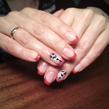 Manikürcü onu mükemmel bir manikürcüye dönüştürdü. Ellerinde cilalı jöle vardı ve müşteri mutluydu.