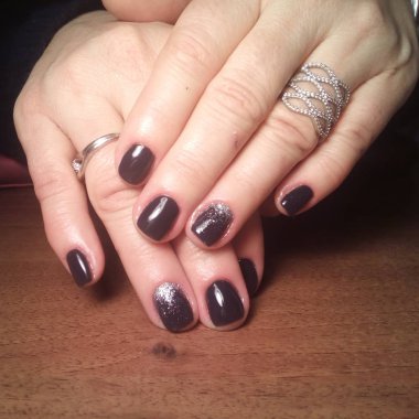 Manikürcü onu mükemmel bir manikürcüye dönüştürdü. Ellerinde cilalı jöle vardı ve müşteri mutluydu.