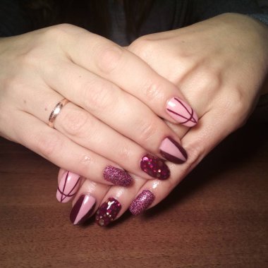 Manikürcü onu mükemmel bir manikürcüye dönüştürdü. Ellerinde cilalı jöle vardı ve müşteri mutluydu.