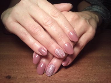 Manikürcü onu mükemmel bir manikürcüye dönüştürdü. Ellerinde cilalı jöle vardı ve müşteri mutluydu.