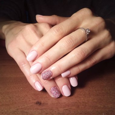 Manikürcü onu mükemmel bir manikürcüye dönüştürdü. Ellerinde cilalı jöle vardı ve müşteri mutluydu.