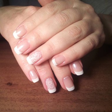 Manikürcü onu mükemmel bir manikürcüye dönüştürdü. Ellerinde cilalı jöle vardı ve müşteri mutluydu.