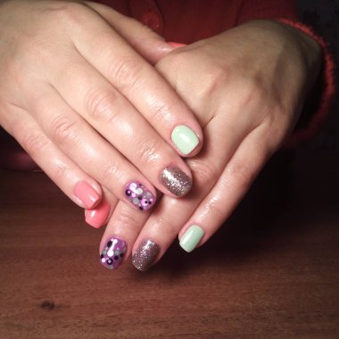 Manikürcü onu mükemmel bir manikürcüye dönüştürdü. Ellerinde cilalı jöle vardı ve müşteri mutluydu.