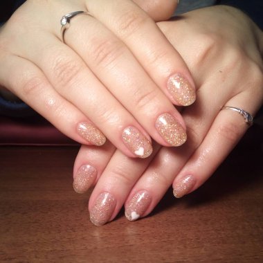 Manikürcü onu mükemmel bir manikürcüye dönüştürdü. Ellerinde cilalı jöle vardı ve müşteri mutluydu.