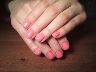 Manikürcü onu mükemmel bir manikürcüye dönüştürdü. Ellerinde cilalı jöle vardı ve müşteri mutluydu.