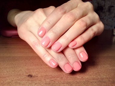 Manikürcü onu mükemmel bir manikürcüye dönüştürdü. Ellerinde cilalı jöle vardı ve müşteri mutluydu.