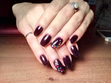 Manikürcü onu mükemmel bir manikürcüye dönüştürdü. Ellerinde cilalı jöle vardı ve müşteri mutluydu.