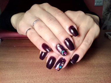 Manikürcü onu mükemmel bir manikürcüye dönüştürdü. Ellerinde cilalı jöle vardı ve müşteri mutluydu.