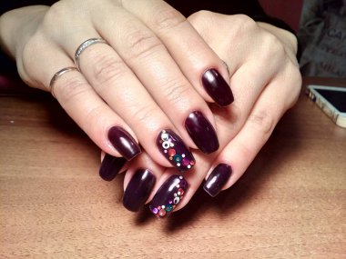 Manikürcü onu mükemmel bir manikürcüye dönüştürdü. Ellerinde cilalı jöle vardı ve müşteri mutluydu.