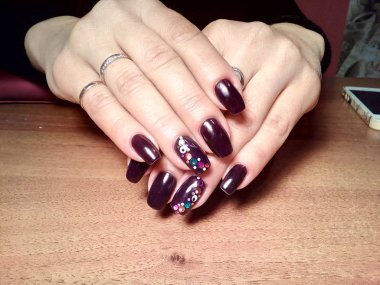 Manikürcü onu mükemmel bir manikürcüye dönüştürdü. Ellerinde cilalı jöle vardı ve müşteri mutluydu.