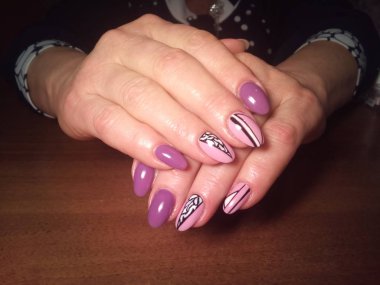 Manikürcü onu mükemmel bir manikürcüye dönüştürdü. Ellerinde cilalı jöle vardı ve müşteri mutluydu.