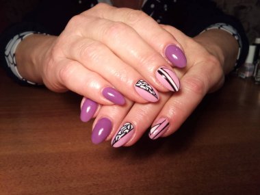 Manikürcü onu mükemmel bir manikürcüye dönüştürdü. Ellerinde cilalı jöle vardı ve müşteri mutluydu.