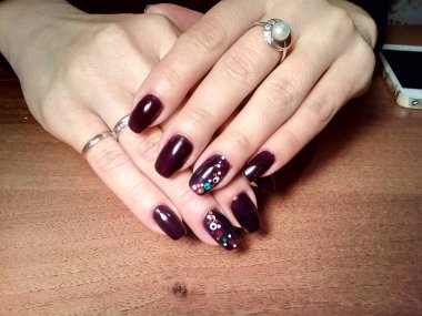 Manikürcü onu mükemmel bir manikürcüye dönüştürdü. Ellerinde cilalı jöle vardı ve müşteri mutluydu.