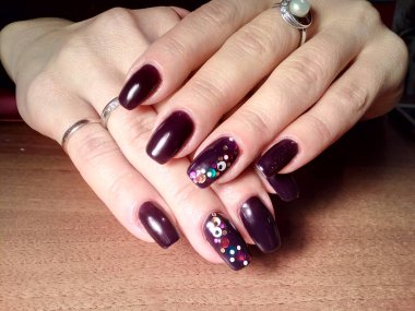 Manikürcü onu mükemmel bir manikürcüye dönüştürdü. Ellerinde cilalı jöle vardı ve müşteri mutluydu.