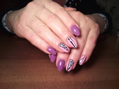 Manikürcü onu mükemmel bir manikürcüye dönüştürdü. Ellerinde cilalı jöle vardı ve müşteri mutluydu.